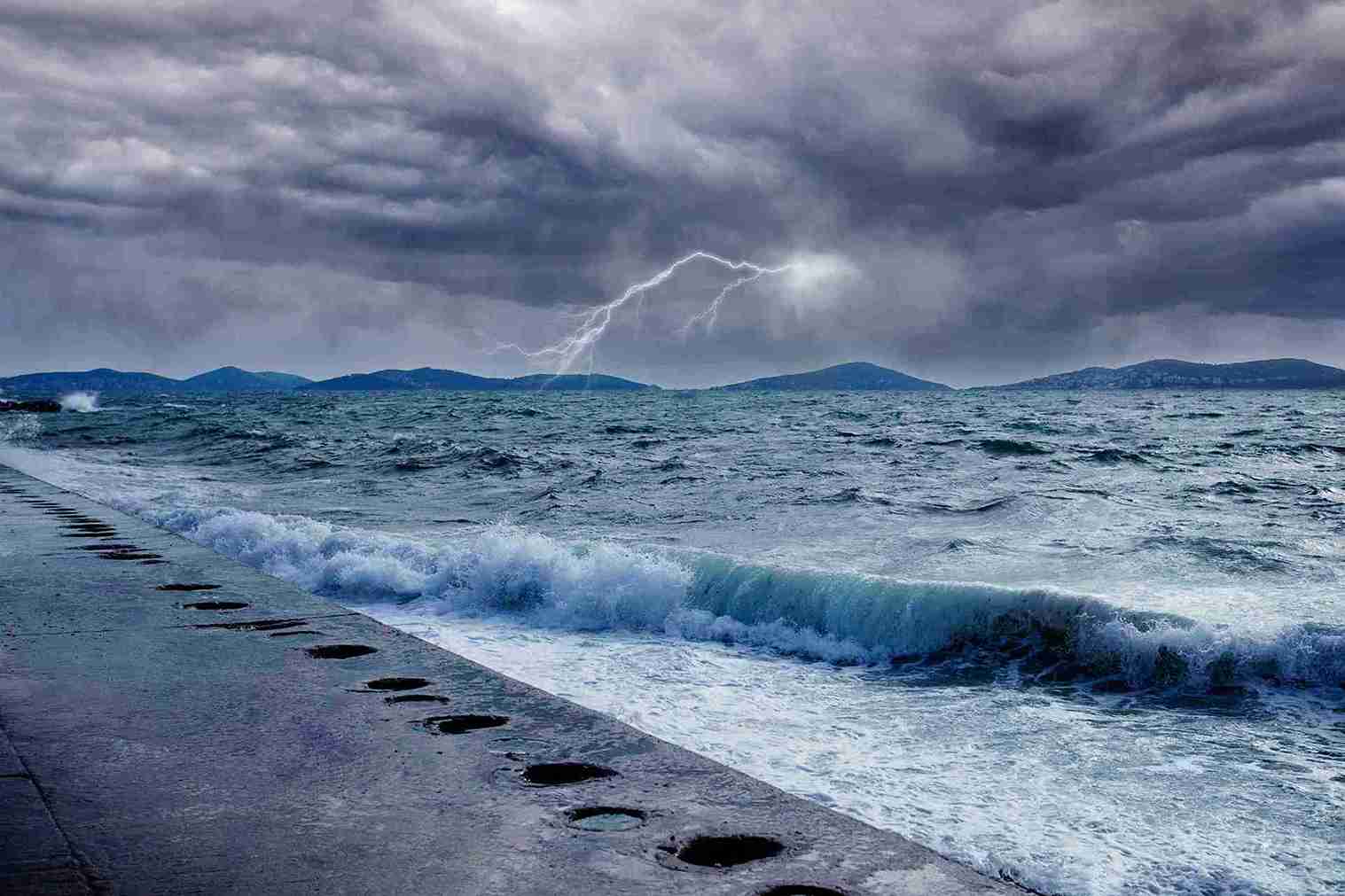 sea and clouds whith thunder storm